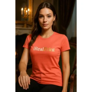 Model feminin purtând tricou damă personalizat coral într-un interior elegant, exemplu de outfit casual premium cu personalizare vizibilă