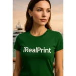 Model purtând tricou damă personalizat verde într-un cadru de coastă lângă yacht, exemplu de outfit casual premium cu personalizare