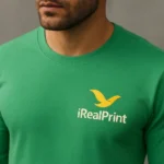 Detaliu bluză bărbați personalizată verde mediu cu logo iRealPrint aplicat prin transfer termic profesional și contrast vizual clar
