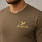 Detaliu bluză bărbați personalizată verde army cu logo iRealPrint aplicat prin transfer termic profesional