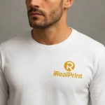 Detaliu bluză bărbați personalizată albă cu logo iRealPrint aplicat prin transfer termic profesional