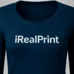 Detaliu personalizare logo iRealPrint pe bluză damă albastru navy, imprimare prin transfer termic clară pe material textil premium