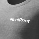 Prim-plan bluză damă gri închis cu logo iRealPrint pe piept, material din bumbac premium și textură fină