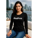 Model feminin purtând bluză damă neagră personalizată iRealPrint pe puntea unui yacht, stil elegant și imagine premium