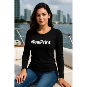 Model feminin purtând bluză damă neagră personalizată iRealPrint pe puntea unui yacht, stil elegant și imagine premium