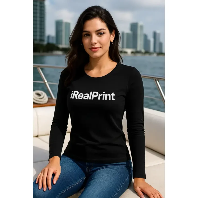 Model feminin purtând bluză damă neagră personalizată iRealPrint pe puntea unui yacht, stil elegant și imagine premium