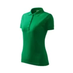 Tricou polo damă personalizat verde mediu prezentat din perspectivă trei sferturi pentru evidențierea formei, materialului și designului polo