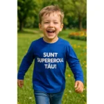 Copil purtând bluză albastru regal personalizată cu mesaj Sunt Supereroul Tău în timpul jocului în parcTău în timpul jocului în parc
