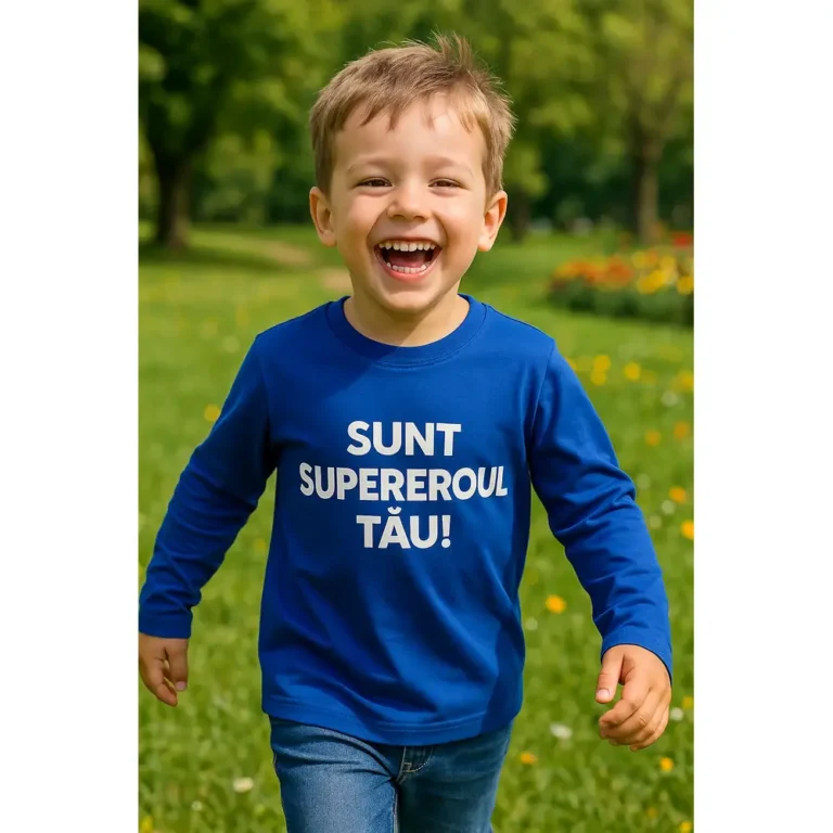 Copil purtând bluză albastru regal personalizată cu mesaj Sunt Supereroul Tău în timpul jocului în parcTău în timpul jocului în parc