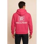 Bărbat purtând hanorac personalizat roz heliconia iRealPrint într-un cadru urban modern, evidențiind stilul casual masculin și personalizarea premium personalizării grafice