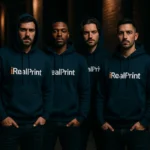 Grup de bărbați purtând hanorace personalizate navy într-un cadru urban nocturn, sugerând identitate de echipă și stil streetwear