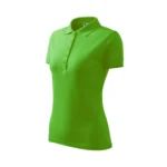 Tricou polo damă personalizat verde măr prezentat din perspectivă trei sferturi pentru evidențierea formei, materialului și croielii elegante