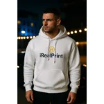 Hanorac bărbați personalizat alb purtat într-un outfit urban modern pe timp de seară, stil streetwear contemporan care evidențiază impactul vizual al personalizării iRealPrint și eleganța minimalistă a culorii