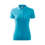 Tricou polo damă personalizat turcoaz prezentat frontal pe fundal neutru pentru evidențierea croielii feminine și a suprafeței de personalizare