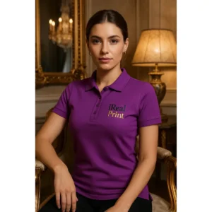 Femeie purtând tricou polo damă personalizat mov cu logo, stil elegant într-un decor premium pentru imagine de brand