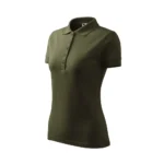 Tricou polo damă verde militar văzut din perspectivă laterală cu guler clasic și nasturi, stil business casual modern