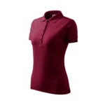 Tricou polo damă garnet văzut din perspectivă laterală, croială feminină modernă și stil business casual pentru branding profesional