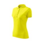 Tricou polo damă galben lămâie văzut din perspectivă laterală, croială feminină modernă și design business casual