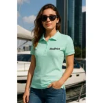 Detaliu logo iRealPrint aplicat prin transfer termic pe tricou polo damă frost, contrast clar și personalizare profesională