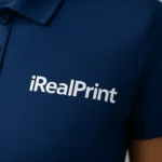 Detaliu personalizare logo aplicat prin transfer termic pe tricou polo damă personalizat albastru nocturn, evidențiind claritatea printului și textura materialului