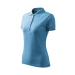 Tricou polo damă personalizat albastru azur prezentat din perspectivă laterală pentru evidențierea croielii cambrate și a designului elegant polo