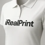 Detaliu personalizare logo aplicat prin transfer termic pe tricou polo damă personalizat alb evidențiind claritatea printului și textura materialului premium