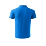 Spate tricou polo bărbați personalizat albastru prezentat din perspectivă ușor laterală pentru evidențierea croielii și a construcției materialului