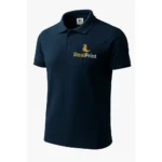 Tricou polo bărbați personalizat albastru nocturn prezentat din perspectivă laterală pentru evidențierea croielii masculine și a designului modern