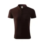 Bărbat și femeie purtând tricouri polo personalizate cafea cu logo iRealPrint într-un context urban profesional, stil business casual pentru promovarea brandului
