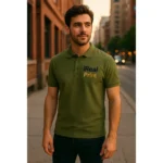 Bărbat purtând tricou polo kaki personalizat cu logo iRealPrint într-un decor urban modern, imagine lifestyle pentru branding profesional