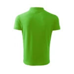 Spate tricou polo bărbați personalizat verde măr prezentat pe fundal neutru pentru evidențierea croielii și a designului minimalist