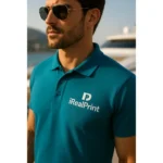 Detaliu personalizare logo pe tricou polo bărbați turcoaz închis, imprimare clară și contrast puternic pentru vizibilitate brand iRealPrint