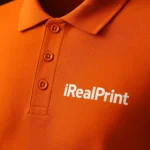 Detaliu personalizare logo pe tricou polo bărbați portocaliu, imprimare clară pe material textil premium pentru vizibilitate maximă a brandului