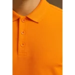 Detaliu guler și nasturi la tricou polo bărbați orange, croială modernă și material confortabil pentru îmbrăcăminte personalizată profesională