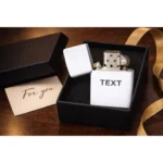 Brichetă tip Zippo personalizată cu text, prezentată pe birou elegant, cadou premium pentru el, potrivit pentru aniversări și momente memorabile.