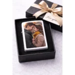 Brichetă tip Zippo personalizată cu poză de cuplu, prezentată în cutie cadou elegantă pentru aniversări