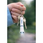 Breloc cu lanternă LED albastru personalizat în utilizare practică, lumină activă și focus pe logo pentru branding constant