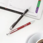 Pix metalic aluminiu Hello negru prezentat alături de alt pix metalic pentru comparație produs, pix promoțional personalizabil cu logo utilizat în campanii de branding și materiale corporate