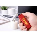 Brichetă roșie personalizată cu logo în acțiune, utilizare practică la aprinderea unei lumânări, obiect promoțional cu expunere repetată