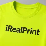 Model feminin purtând tricou damă personalizat lime în context urban casual, ilustrând utilizarea modernă și vizibilitatea culorii