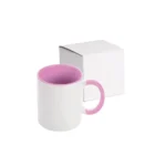 Cană personalizată cu interior roz pastel prezentată alături de cutia produsului pe fundal alb, evidențiind forma cănii și contrastul dintre exteriorul alb și interiorul roz pastel