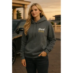 Hanorac damă gri charcoal purtat în exterior elegant, look minimalist și rafinat cu impact vizual controlat