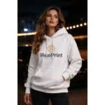 Model feminin în hanorac alb personalizat, iluminare nocturnă cu vibe premium