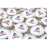 Detaliu close-up breloc rotund cu insert foto personalizat, accent pe calitatea printului color și transparența carcasei protectoare