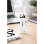 Brichetă promoțională albă cu desfăcător integrat, personalizată cu logo, prezentată pe birou modern, accesoriu util pentru expunere repetată a brandului.