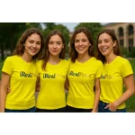 Tricou damă personalizat galben lămâie fotografiat din perspectivă laterală pentru evidențierea croielii feminine și a materialului din bumbac