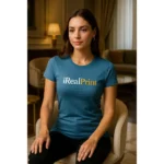 Model feminin purtând tricou damă personalizat denim într-un interior elegant, exemplu de outfit casual premium cu personalizare vizibilă