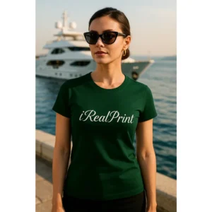 Model feminin cu ochelari de soare purtând tricou damă personalizat verde într-un decor elegant la malul apei