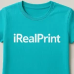 Detaliu personalizare logo iRealPrint alb aplicat pe tricou damă verde smarald, contrast clar pentru vizibilitate ridicată