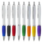 Pix plastic personalizat Elipse White alb așezat pe notebook într-un spațiu de lucru modern, pix promoțional elegant pentru branding corporate și obiecte promoționale personalizate